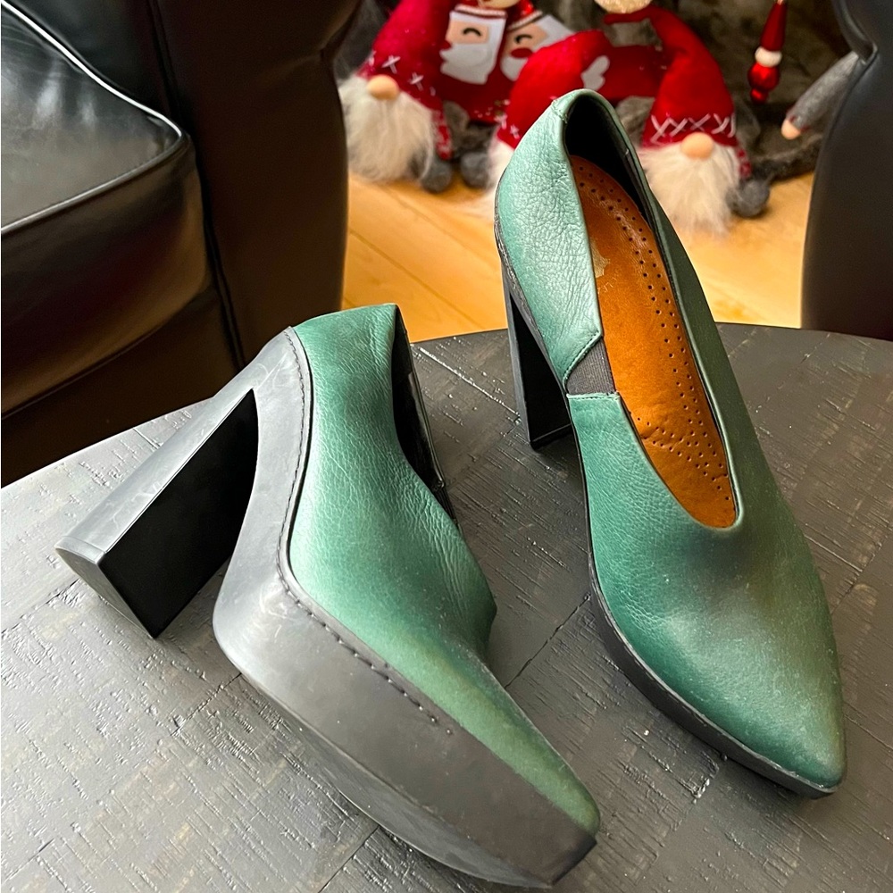 REDUCED Vic Matie green heels